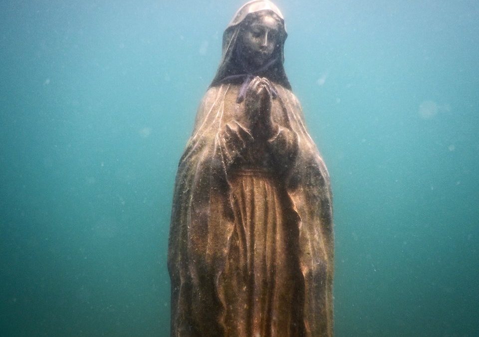 La extraordinaria historia de la virgen bajo el agua en la Isla del Coral en Guayabitos