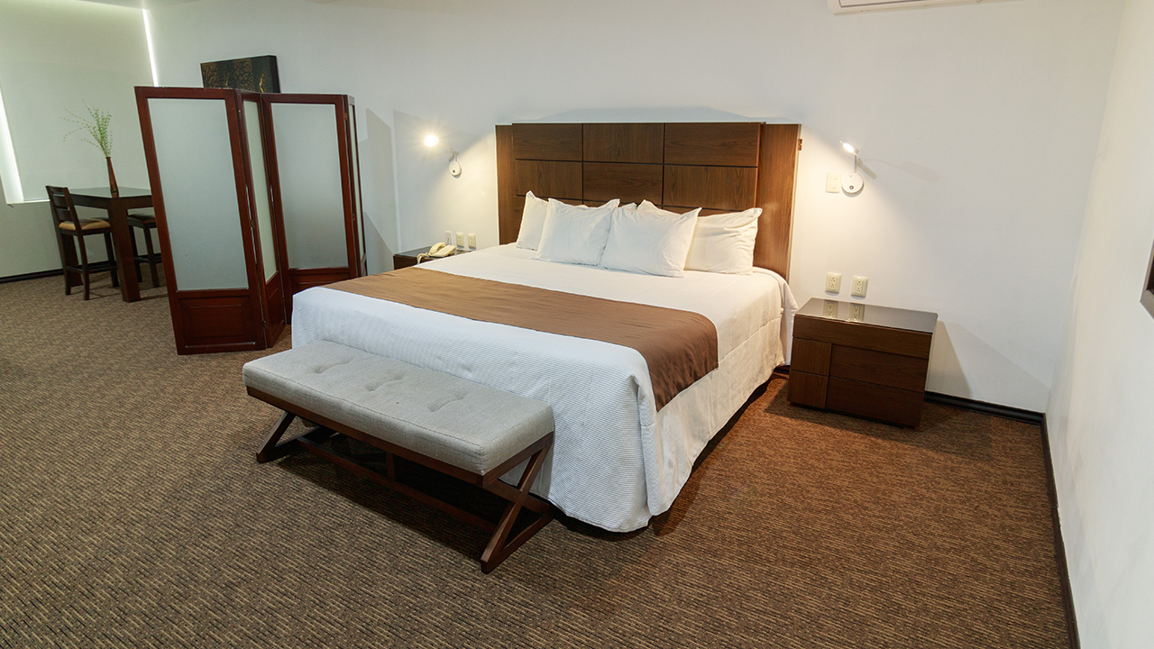 Habitacion con una cama king size del hotel Fray Junipero
