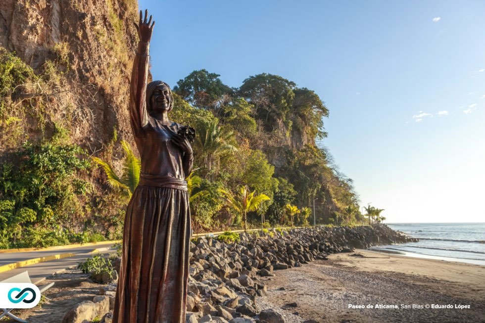 Estatua de mujer en una playa