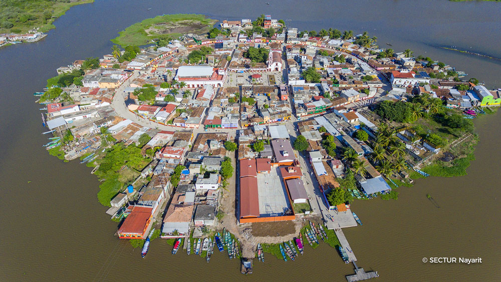 Foto aerea de isla con edificaciones
