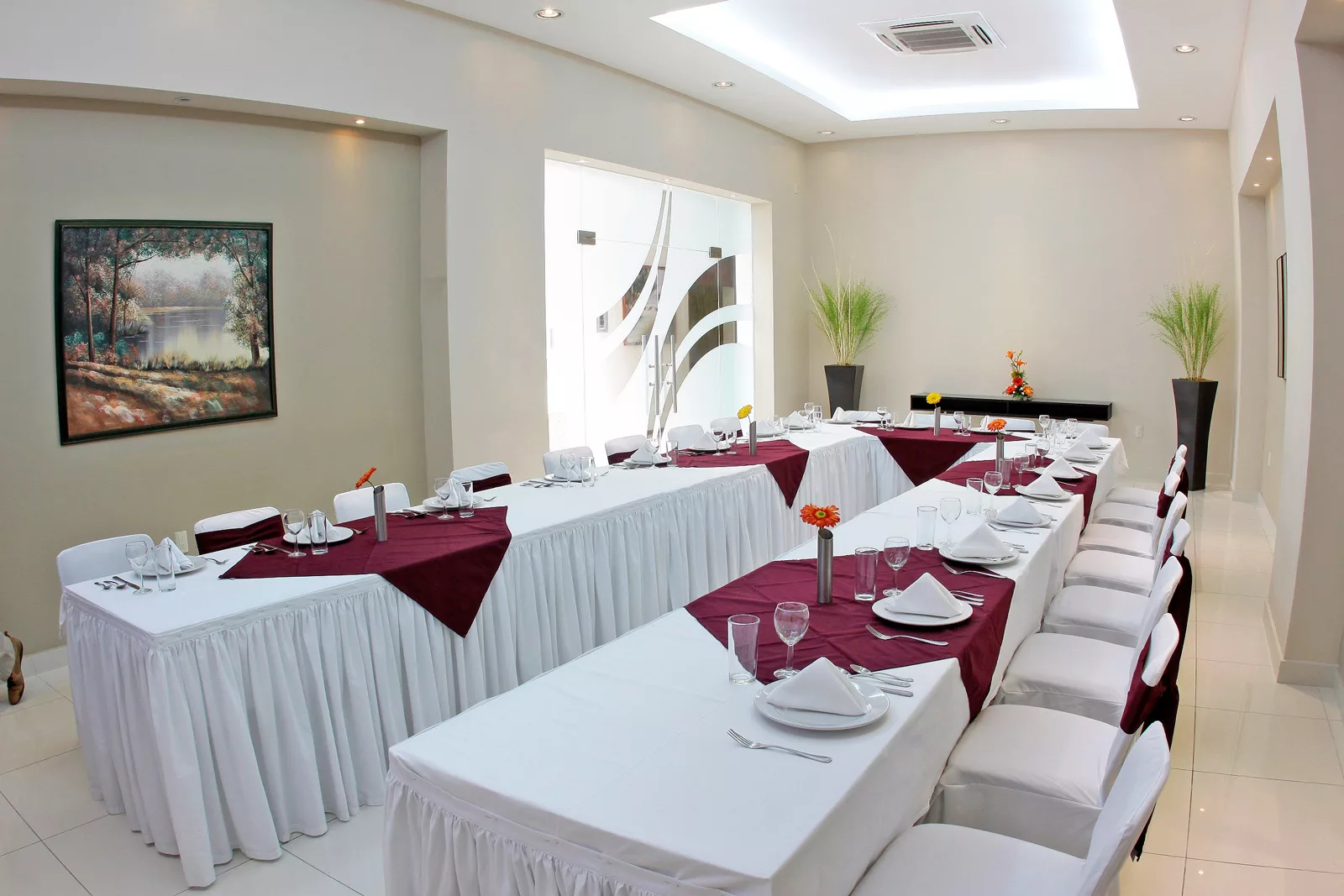Salon de Eventos con mesas con acomodo en forma de U en Hotel Fray Junipero