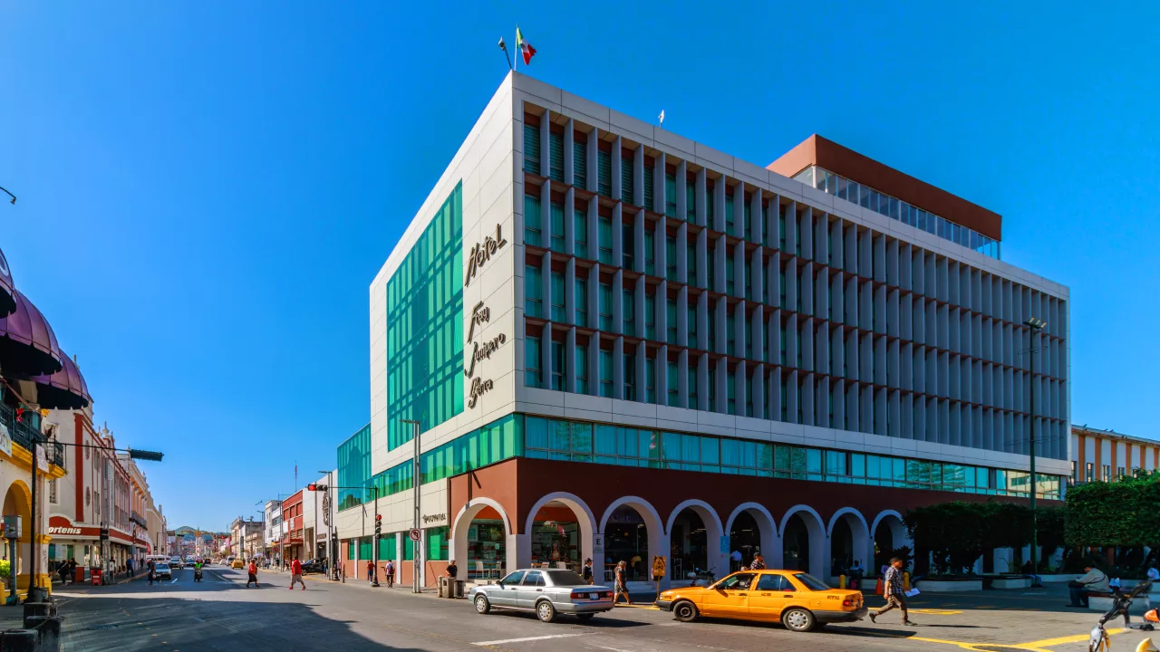 Fachada del Hotel Fray Junipero en Tepic