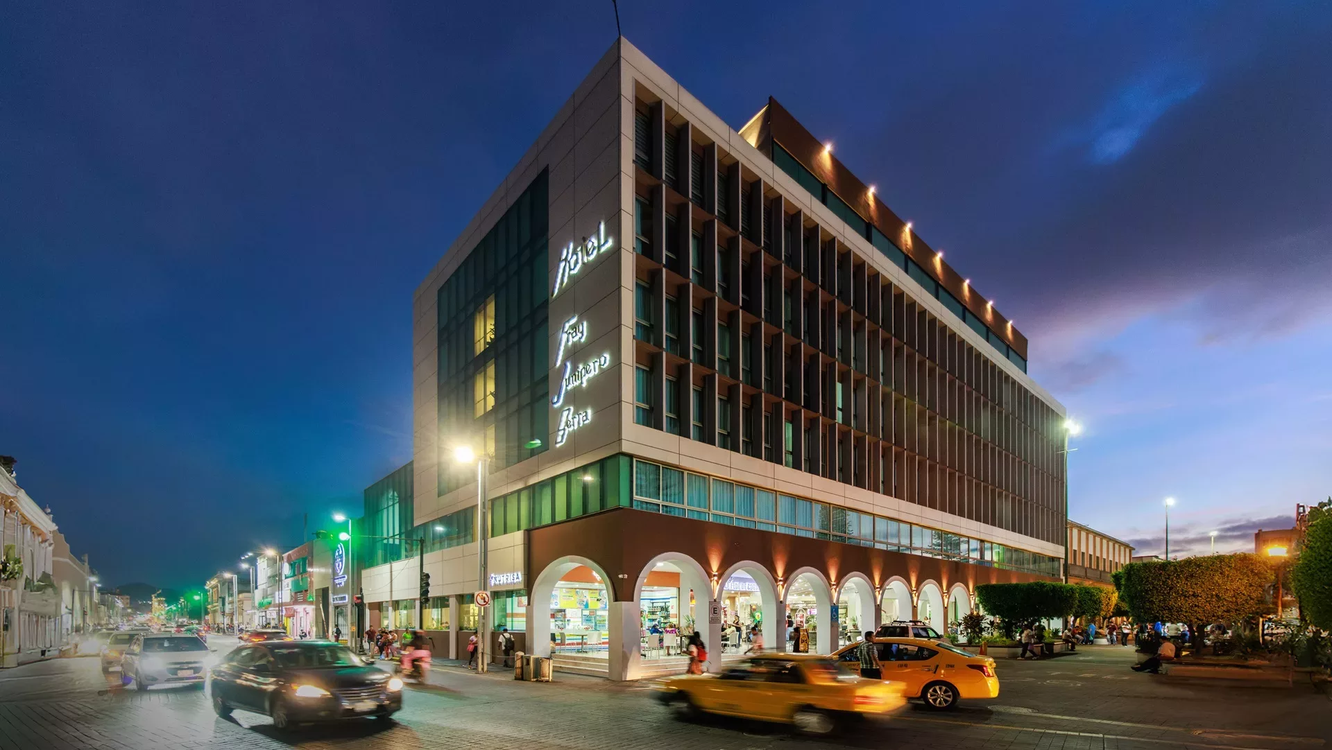 Fachada del Hotel Fray Junipero en Tepic