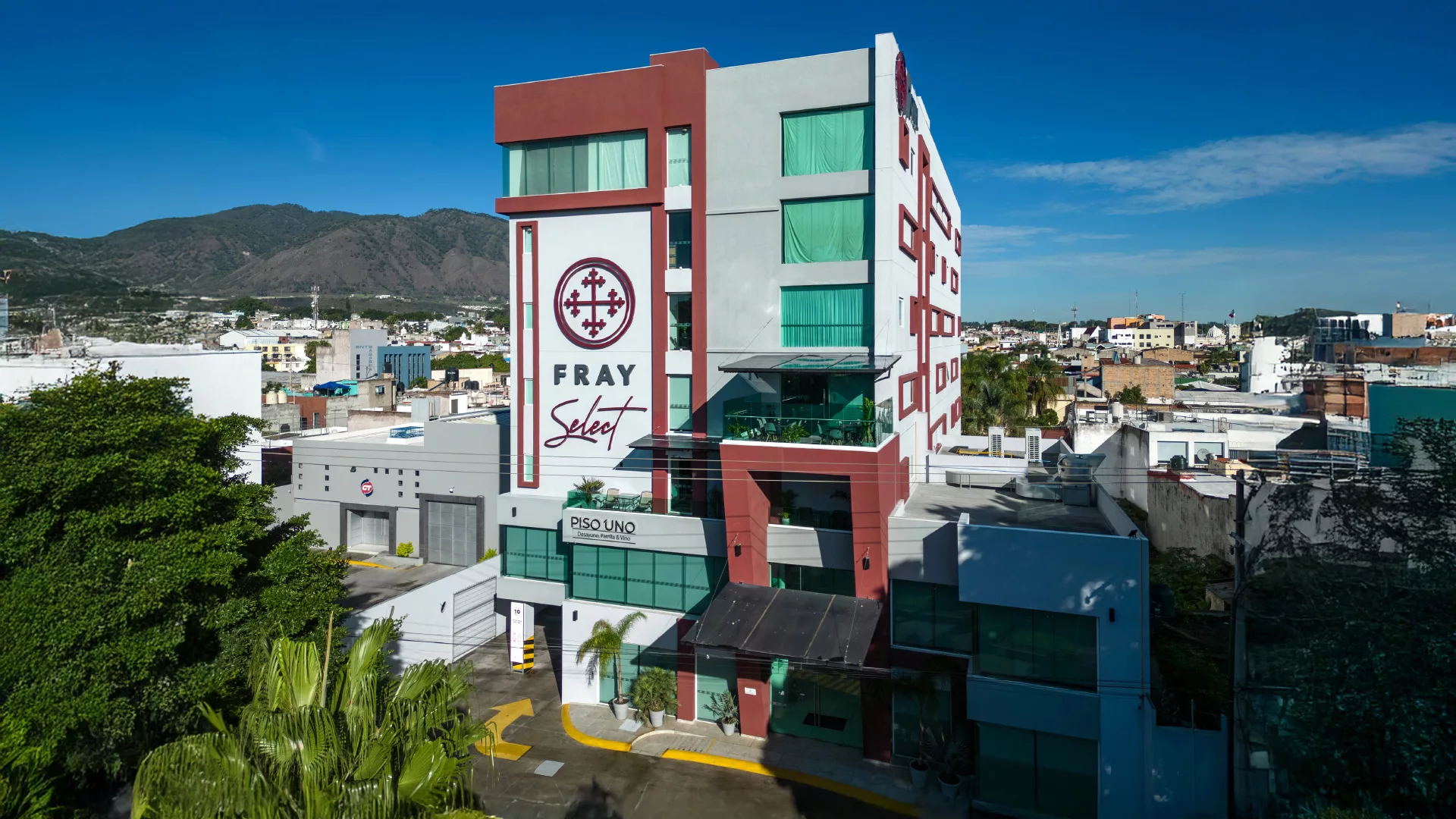 Fachada del Hotel Fray Select en Tepic